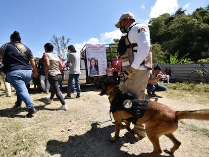 Vecinos y autoridades durante la búsqueda de Ayelin Izcae Gutiérrez, de 13 años, en Tixtla (Guerrero).