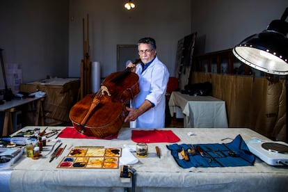 Uno de los requisitos que le trasladaron a Arcieri es que la restauración debía hacerse dentro del Palacio Real. “Así que pedí que me consiguieran una buena sala y la luz del norte para poder trabajar porque se ve claro todo el día, no llega al sol y es más fresco”, cuenta el luthier.
