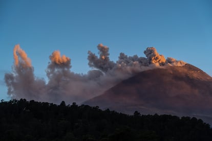 La actividad presente no ha alcanzado los niveles de intensidad registrados en el año 2022. Por ello, la alerta se mantiene en el Semáforo de Alerta Volcánica nivel amarillo fase 2.