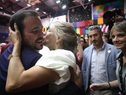 Yolanda Díaz besa a Alberto Garzón en el acto de presentación de la candidatura de Sumar a las elecciones generales.