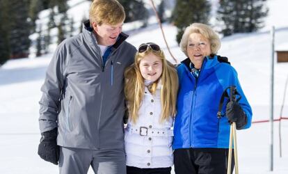 Tres generaciones: Guillermo, Amalia y Beatriz de Holanda.