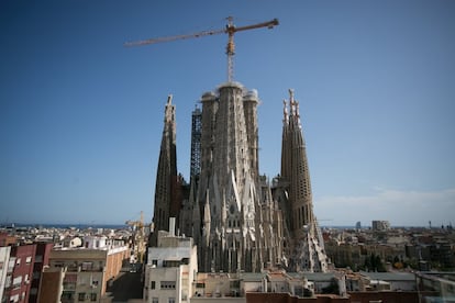 El Ayuntamiento se comprometió a emplazar a los vecinos y a todos los interesados en participar en ese debate en el que, entre otras cosas, se debería abordar: la legitimidad del proyecto de las escalinatas que la Junta asegura que era de Gaudí, cómo se afrontaría la expropiación de los pisos y negocios afectados, la cuantificación de lo que supondría y, lo más importante, quien debería afrontar ese gasto millonario.