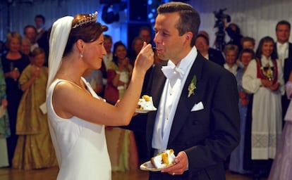 Marta Luisa y Ari Behn comen el primer pedazo del pastel de su tarta nupcial después de su boda, celebrada en Trondheim, Noruega, el 24 de mayo de 2002.