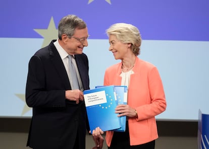 El expresidente del Banco Central Europeo, Mario Draghi, presenta su informe a la presidenta de la Comisión Europea, Ursula von der Leyen, el 9 de septiembre en Bruselas.