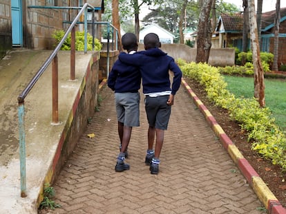 Dos alumnos con discapacidad visual se abrazan mientras caminan después de asistir a una clase, en medio de la pandemia, en la escuela para ciegos de Thika, Kenia, el 29 de octubre de 2020.