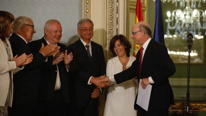 Soraya Sáenz de Santa María y Cristóbal Montoro reciben el informe reforma del sistema de financiación.