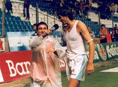 Xaime Escudeiro, periodista deportivo, entrevistando a Patxi Salinas a pie de campo durante su etapa en el Celta.