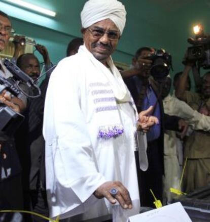 El presidente sudanés Al Bashir deposita su voto en un colegio de Jartum, en las elecciones de abril.