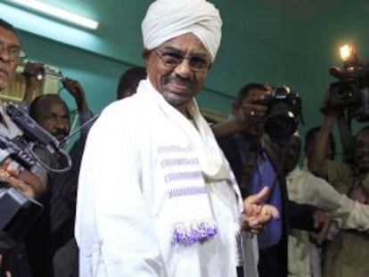 El presidente sudanés Al Bashir deposita su voto en un colegio de Jartum, en las elecciones de abril.