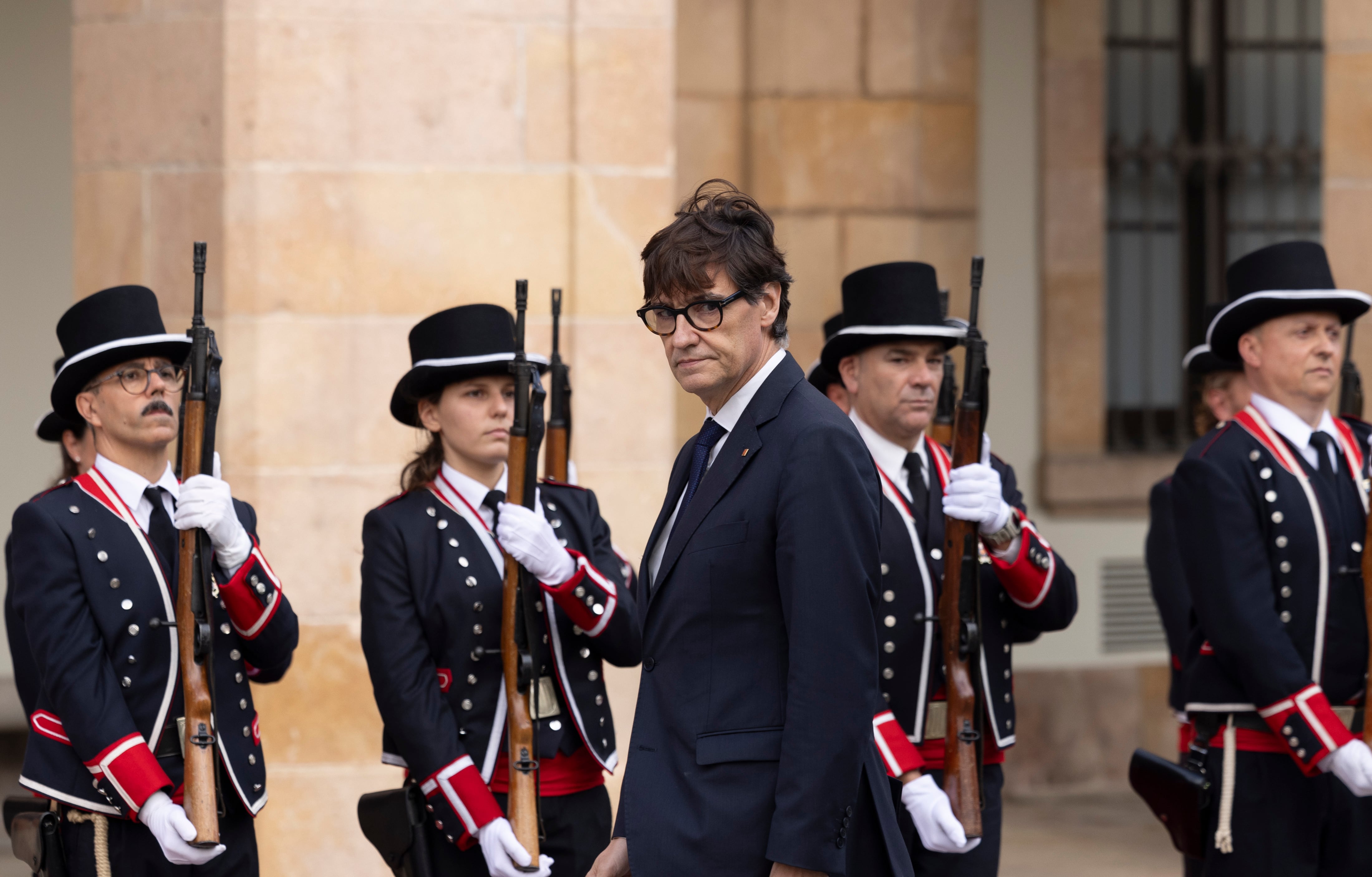 Salvador Illa, entrando en el 'Parlament' ante Mossos d'Esquadra con el uniforme de gala, este septiembre.