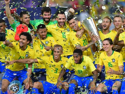 Brasileiros erguem o troféu de campeões do superclássico na Arábia.