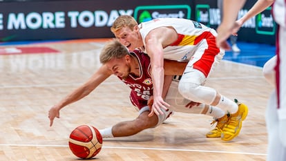 El base de la selección española de baloncesto, Alberto Díaz (a la derecha), lucha por la pelota contra el base de la selección letona, Arturs Zagars, este viernes durante el partido de la segunda fase de grupos del Mundial de Baloncesto disputado en Yakarta.
