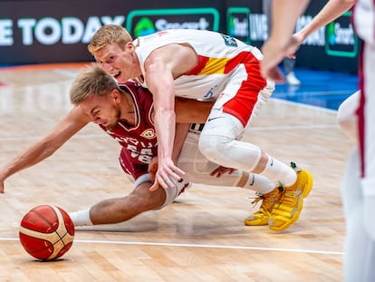 El base de la selección española de baloncesto, Alberto Díaz (a la derecha), lucha por la pelota contra el base de la selección letona, Arturs Zagars, este viernes durante el partido de la segunda fase de grupos del Mundial de Baloncesto disputado en Yakarta.