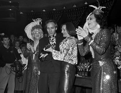 La directora de cine, Pilar Miró, segunda por la derecha, entrega al actor Eusebio Poncela el galardón de “Populares 86”, el 17 de noviembre de 1986.