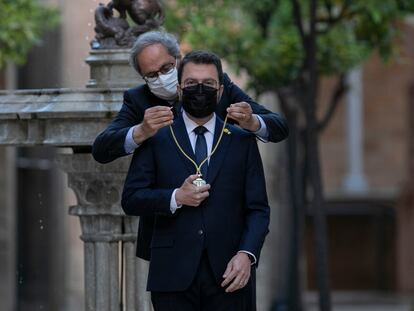 El 'expresident' catalán Quim Torra junto a Pere Aragonès en la toma de posesión de este último como 'president', este lunes en Barcelona.