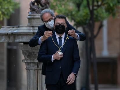 El 'expresident' catalán Quim Torra junto a Pere Aragonès en la toma de posesión de este último como 'president', este lunes en Barcelona.