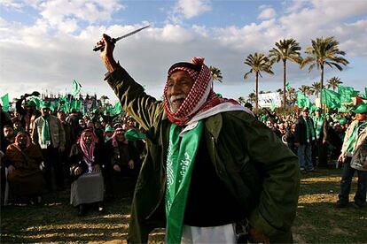 Un simpatizante de Hamás exhibe un cuchillo en una concentración para celebrar el triunfo electoral, en Jan Yunis, al sur de Gaza.