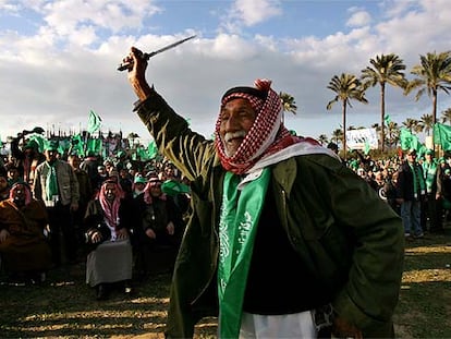 Un simpatizante de Hamás exhibe un cuchillo en una concentración para celebrar el triunfo electoral, en Jan Yunis, al sur de Gaza.