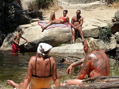 Bañistas en la laguna de La Pedriza