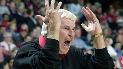 Bob Knight, durante un partido de 2001 entrenando a la universidad Texas Tech.