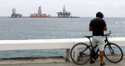 Two oil drilling platforms and a drillship at the Reina Sofía dock in Las Palmas de Gran Canaria