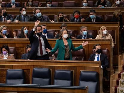 Teodoro García Egea y Cuca Gamarra protestan a Meritxell Batet por la aprobación de la reforma laboral, el 3 de febrero en el Congreso.