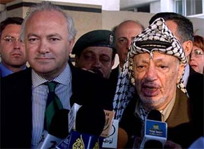 Yasir Arafat, ayer, junto al representante de la UE en Oriente Próximo, el español Miguel Ángel Moratinos.