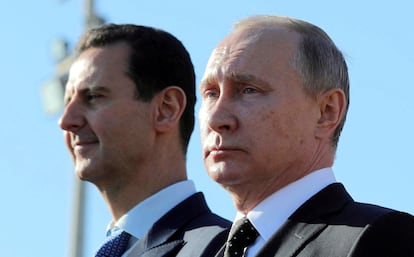 Bachar el Asad junto a Vladímir Putin, durante una visitan a la base militar de Hmeymim en Latakia (Siria), en 2017. 