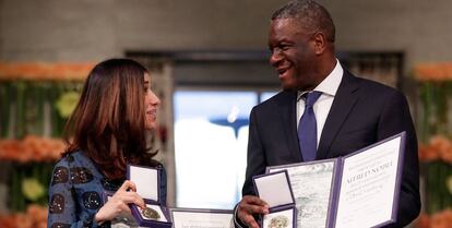 Mukwege y Murad, tras recoger el premio Nobel de la Paz.