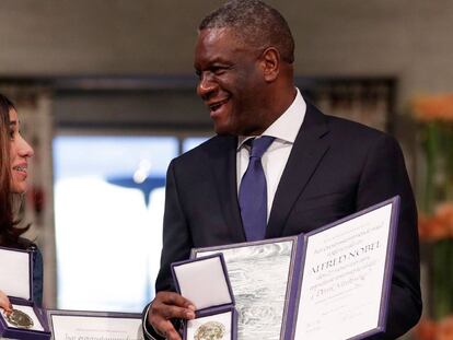 Mukwege y Murad, tras recoger el premio Nobel de la Paz.