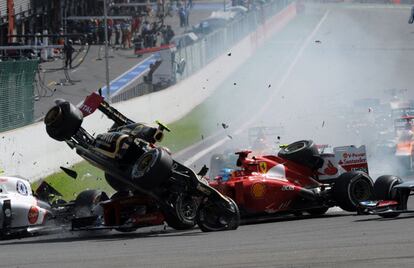 El coche de Grosjean vuela por encima del Ferrari de Alonso.