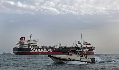 Una lancha iran patrulla cerca del petrolero britnico en el estrecho de Ormuz.