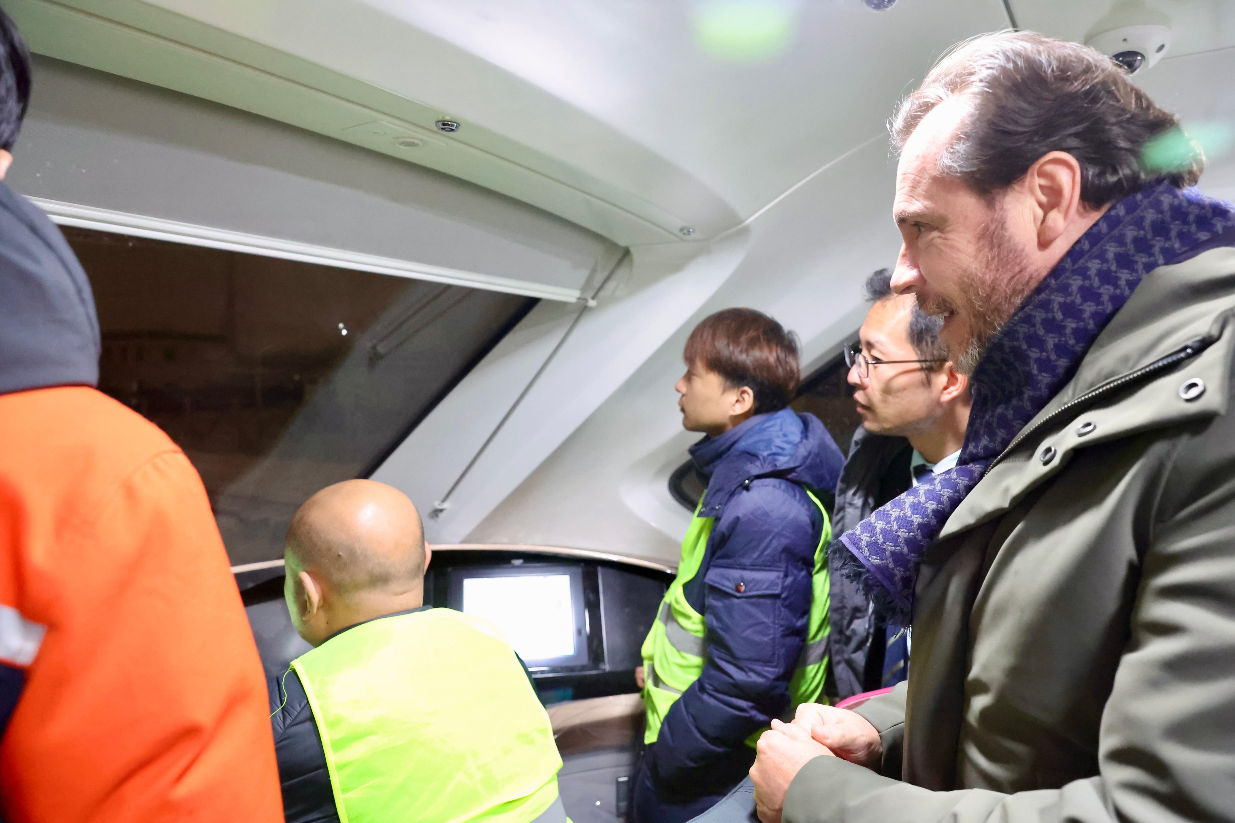 El ministro de Transportes, Óscar Puente, a bordo de un tren en pruebas en el anillo de Pekín.