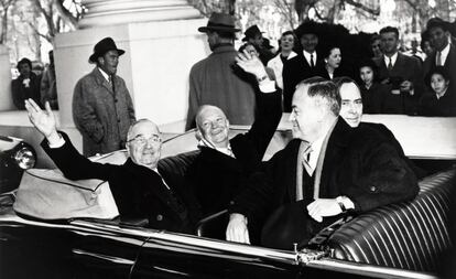 Harry Truman y su sucesor Dwight Eisenhower saludan en el coche que los lleva al Capitolio el día de toma de posesión el 20 de enero de 1953. 