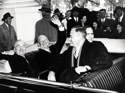 Harry Truman y su sucesor Dwight Eisenhower saludan en el coche que los lleva al Capitolio el día de toma de posesión el 20 de enero de 1953. 