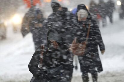 Viajeros a través de la fuerte nevada en Nueva York (EE UU).