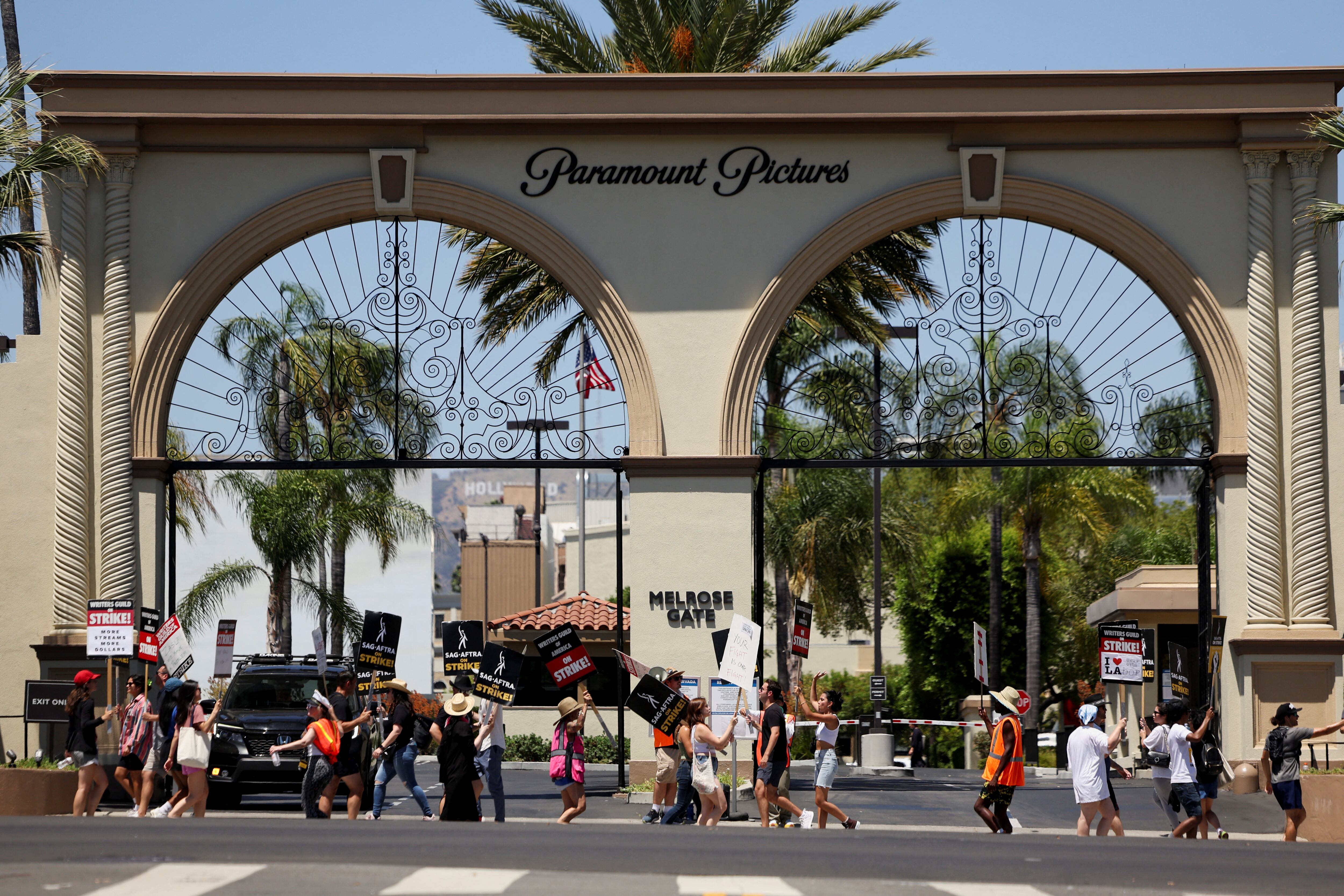 Guionistas y actores, en un piquete por la huelga de ambos gremios frente a los estudios de Paramount en Los Ángeles, California, el 2 de agosto de 2023.