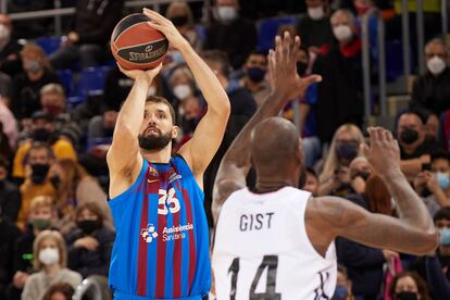 Mirotic lanza a canasta ante James Gist, durante el Barcelona-Asvel de Euroliga.