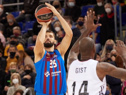 Mirotic lanza a canasta ante James Gist, durante el Barcelona-Asvel de Euroliga.