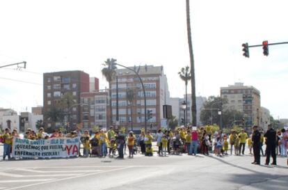 Corte de carretera en protesta por la expulsión de la enfermera escolar del colegio público Cavite de Valencia.