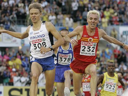 José Luis Blanco, a la derecha, en el momento de ser superado por el finlandés Jukka Keskisalo, el vencedor de la prueba.