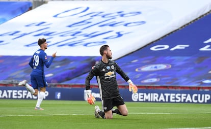 Mount festeja su gol ante la impotencia de De Gea.