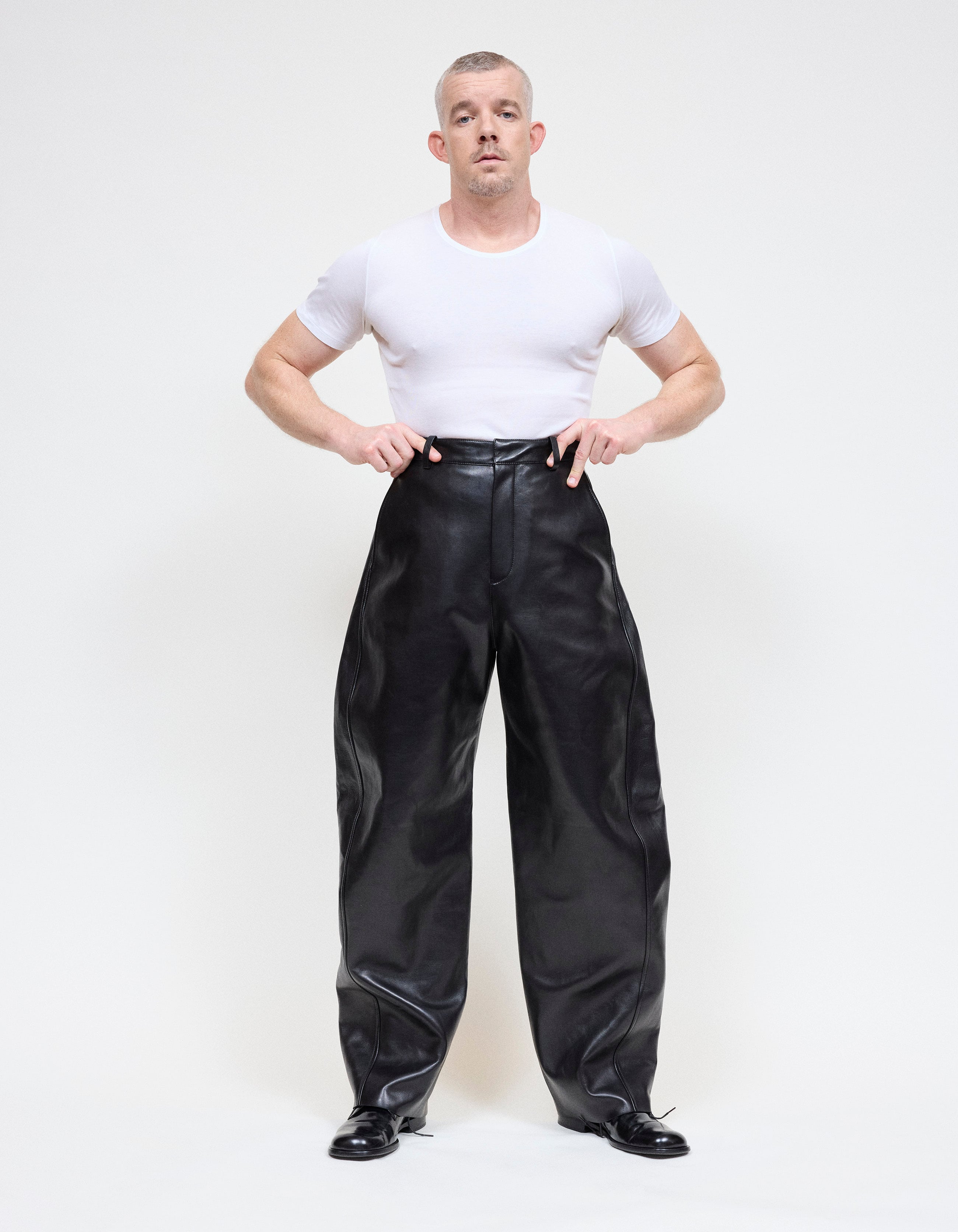 Camiseta Hanro, pantalones y zapatos Givenchy.