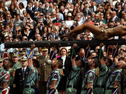 Cospedal contempla a los legionarios levantando la imagen del Cristo de la Buena Muerte en Málaga. 