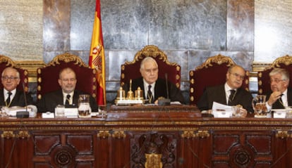 El presidente del Tribunal Supremo, Carlos Dívar (en el centro), durante la reunión del pasado lunes de la Sala del 61 del alto tribunal.