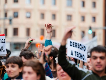 Manifestantes agitan las llaves de sus casas en señal de protesta, durante la manifestación por la vivienda en Madrid, el pasado 5 de Abril.