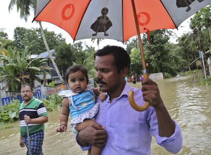 Un hombre con su bebé son rescatados en Chengannur, al sur de Kerala, el 19 de agosto de 2018.