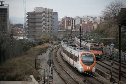 Un tren de Renfe cruza por Hospitalet en la estación de la Torrassa.