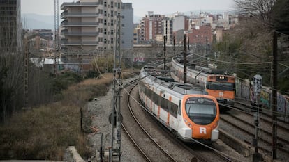 Un tren de Renfe cruza por Hospitalet en la estación de la Torrassa.