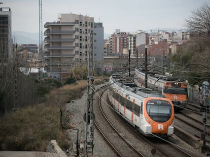 Un tren de Renfe cruza por Hospitalet en la estación de la Torrassa.